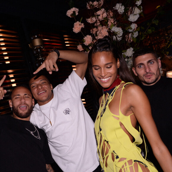 Semi-exclusif - Neymar Jr, Kylian Mbappé, Cindy Bruna et Marco Verratti lors de la soirée d'anniversaire de C.Bruna (27 ans) au restaurant Giusé Trattoria à Paris, France, le 1er octobre 2021. Un événement organisé par Five Eyes Production. © Rachid Bellak/Bestimage