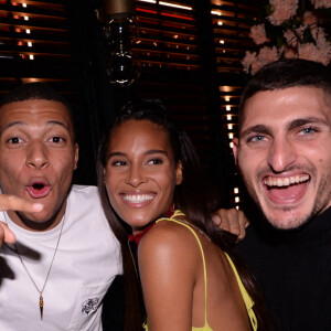 Semi-exclusif - Neymar Jr, Kylian Mbappé, Cindy Bruna et Marco Verratti lors de la soirée d'anniversaire de C.Bruna (27 ans) au restaurant Giusé Trattoria à Paris, France, le 1er octobre 2021. Un événement organisé par Five Eyes Production. © Rachid Bellak/Bestimage