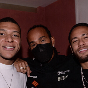 Semi-exclusif - Kylian Mbappé, Lewis Hamilton et Neymar Jr lors de la soirée d'anniversaire de C.Bruna (27 ans) au restaurant Giusé Trattoria à Paris, France, le 1er octobre 2021. Un événement organisé par Five Eyes Production. © Rachid Bellak/Bestimage