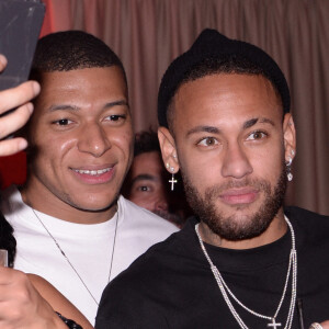 Semi-exclusif - Kylian Mbappé et Neymar Jr lors de la soirée d'anniversaire de C.Bruna (27 ans) au restaurant Giusé Trattoria à Paris, France, le 1er octobre 2021. Un événement organisé par Five Eyes Production. © Rachid Bellak/Bestimage