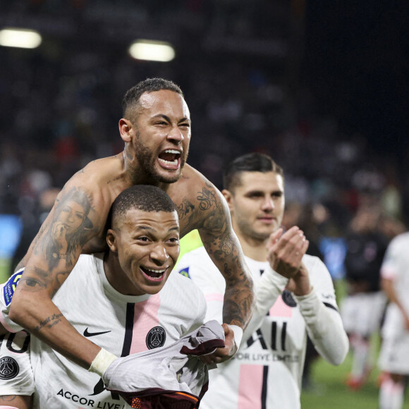 Mbappé Kylian 7 et Neymar jr Da Silva 10, joie - Match de football en ligue 1 Uber Eats : PSG (Paris Saint-Germain) remporte la victoire 2-1 contre Metz le 22 septembre 2021. © Elyxandro Cegarra/Panoramic/Bestimage