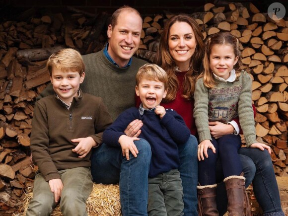 Le prince William, Kate Middleton et leurs trois enfants, le prince George, la princesse Charlotte et le prince Louis, posent pour leur carte de voeux 2021.