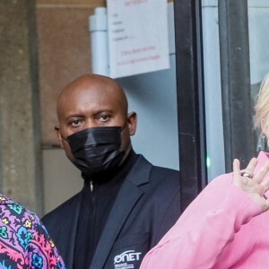 Louane Emera et son compagnon Florian Rossi à la sortie du défilé de mode Miu Miu lors de la Fashion Week printemps/été 2022 à Paris, France, le 5 octobre 2021. © Veeren Ramsamy-Christophe Clovis/Bestimage