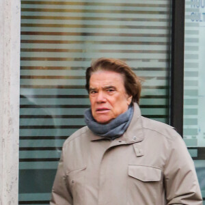 Exclusif - Bernard Tapie se promène incognito dans le quartier de Saint-Germain-des-Prés à Paris le 30 décembre 2015. L'homme d'affaires a annoncé récemment son retour en politique suite aux résultats des élections régionales.