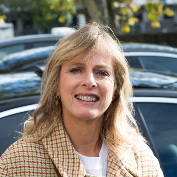 Karin Viard arrive au Palais de Tokyo pour assister au défilé Lacoste, collection printemps-été 2022. Paris, le 5 octobre 2021.