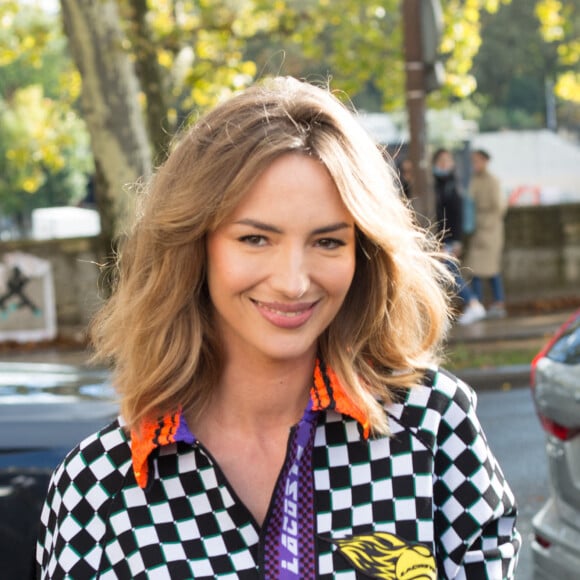 Louise Bourgoin arrive au Palais de Tokyo pour assister au défilé Lacoste, collection printemps-été 2022. Paris, le 5 octobre 2021.