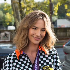 Louise Bourgoin arrive au Palais de Tokyo pour assister au défilé Lacoste, collection printemps-été 2022. Paris, le 5 octobre 2021.