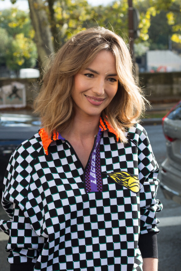 Louise Bourgoin arrive au Palais de Tokyo pour assister au défilé Lacoste, collection printemps-été 2022. Paris, le 5 octobre 2021.