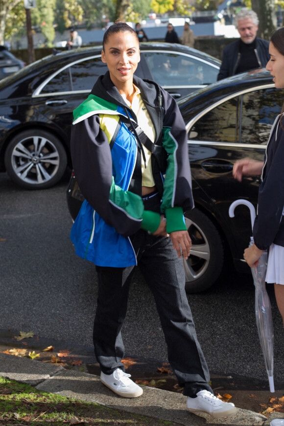 Noémie Lenoir arrive au Palais de Tokyo pour assister au défilé Lacoste, collection printemps-été 2022. Paris, le 5 octobre 2021.