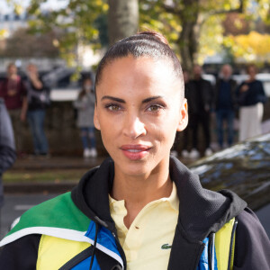 Noémie Lenoir arrive au Palais de Tokyo pour assister au défilé Lacoste, collection printemps-été 2022. Paris, le 5 octobre 2021.