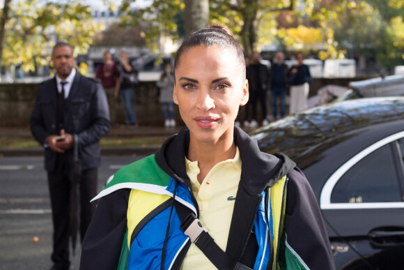 Noémie Lenoir arrive au Palais de Tokyo pour assister au défilé Lacoste, collection printemps-été 2022. Paris, le 5 octobre 2021.