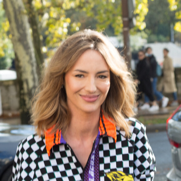 Louise Bourgoin arrive au Palais de Tokyo pour assister au défilé Lacoste, collection printemps-été 2022. Paris, le 5 octobre 2021.