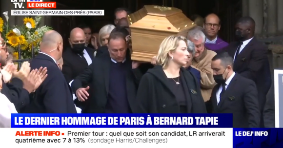 Jean-Pierre Papin, Basile Boli, Jean-Louis Borloo portant le cercueil de Bernard Tapie à la sortie de la messe hommage qui s'est déroulée en l'église Saint-Germain-des-Prés, à Paris. Le 6 octobre 2021.