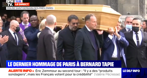 Jean-Pierre Papin, Basile Boli, Jean-Louis Borloo portant le cercueil de Bernard Tapie à la sortie de la messe hommage qui s'est déroulée en l'église Saint-Germain-des-Prés, à Paris. Le 6 octobre 2021.