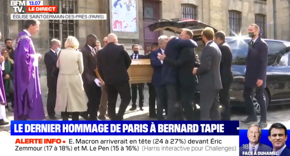 Jean-Pierre Papin et Basile Boli s'enlaçant à la fin la messe en hommage à Bernard Tapie qui s'est déroulée en l'église Saint-Germain-des-Prés, à Paris. Le 6 octobre 2021.