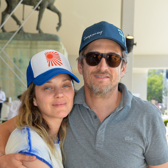 Marion Cotillard et son compagnon Guillaume Canet dans la tente VIP lors du Longines Paris Eiffel Jumping au Champ de Mars à Paris, le 6 juillet 2019. © Veeren Ramsamy/Bestimage