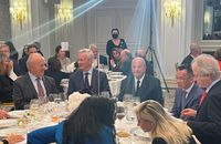 Marc Ladreit de Lacharrière entouré du ministre Bruno Le Maire pour le retour d'un dîner attendu