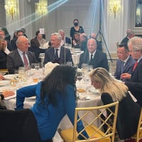 Marc Ladreit de Lacharrière entouré du ministre Bruno Le Maire pour le retour d'un dîner attendu