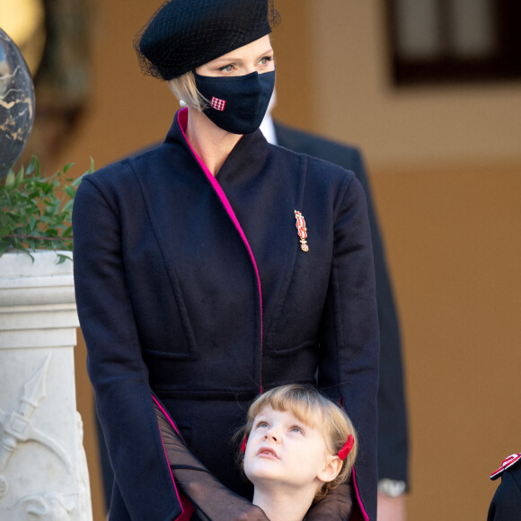 La princesse Charlène de Monaco, la princesse Gabriella de Monaco, comtesse de Carladès - La famille princière assiste à une cérémonie de remise de médaille dans la cours du Palais de Monaco lors de la Fête Nationale 2020 de la principauté de Monaco le 19 novembre 2020. © David Nivière / Pool / Bestimage 