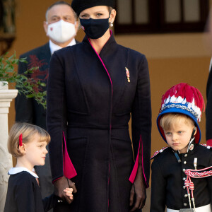 La princesse Charlène de Monaco, la princesse Gabriella de Monaco, comtesse de Carladès, le prince Jacques de Monaco, marquis des Baux - La famille princière assiste à une cérémonie de remise de médaille dans la cours du Palais de Monaco lors de la Fête Nationale 2020 de la principauté de Monaco le 19 novembre 2020. © David Nivière / Pool / Bestimage 