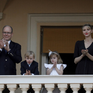 Le prince Albert II de Monaco, la princesse Charlène et leurs enfants le prince Jacques et la princesse Gabriella - La famille princière de Monaco assiste au feu de la Saint Jean dans la cours du palais princier à Monaco le 23 juin 2020. La soirée est animée par le groupe folklorique "La Palladienne". © Dylan Meiffret / Nice Matin / Bestimage 