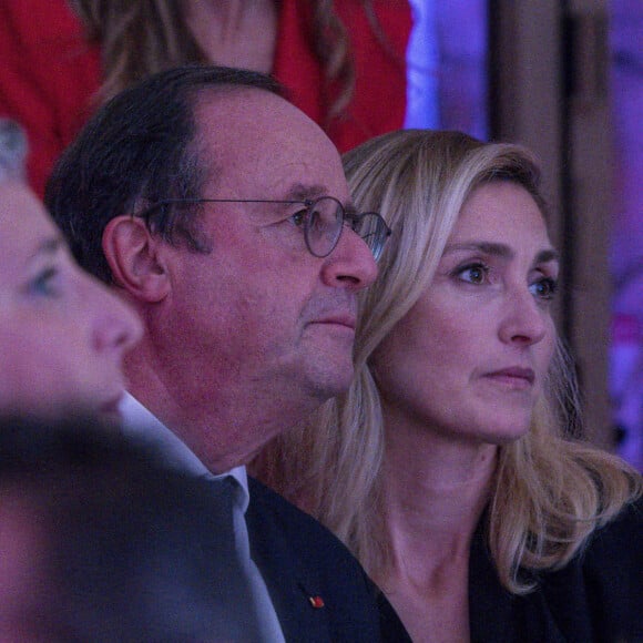 Exclusif - Julie Gayet marraine de la soirée et son compagnon François Hollande, ancien Président au diner de gala au profit de la lutte contre le cancer du sein organisée par l'association Courir pour elles au château de Chapeau Cornu, le 08 octobre 2021, à Vignieu dans l'Isère, France. © Sandrine Thesillat / Panoramic / Bestimage