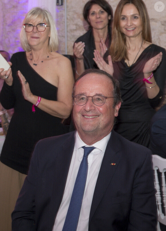 Exclusif - François Hollande, ancien président lors de la soirée de gala au profit de la lutte contre le cancer du sein organisée par l'association Courir pour elles au château de Chapeau Cornu, le 08 octobre 2021, à Vignieu dans l'Isère, France. © Sandrine Thesillat / Panoramic / Bestimage