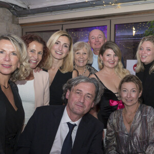 Exclusif - Julie Gayet actrice et marraine avec Philippe Journo, Sophie Vaissellet, Camille Regnier (Chapeau Cornu), Anne Prost (Evenementiel ABC) et des invités de la soirée de gala au profit de la lutte contre le cancer du sein organisée par l'association Courir pour elles au château de Chapeau Cornu, le 08 octobre 2021, à Vignieu dans l'Isère, France. © Sandrine Thesillat / Panoramic / Bestimage