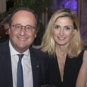 Exclusif - Sophie Moreau (Présidente Courir pour elles), Camille Regnier (Directrice Chapeau Cornu), François Hollande (ancien Président) et sa compagne Julie Gayet (actrice) à la soirée de gala au profit de la lutte contre le cancer du sein organisée par l'association Courir pour elles au château de Chapeau Cornu, à Vignieu dans l'Isère, France. © Sandrine Thesillat / Panoramic / Bestimage