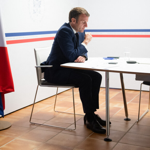 Le président de la République française, Emmanuel Macron lors d'une vidéoconférence avec la Premiere ministre néo-zélandaise depuis le fort de Brégançon, à Bormes-Les-Mimosas, France, le 14 mai 2021, à l'occasion du deuxième anniversaire de "l'appel de Christchurch" contre les contenus terroristes et extrémistes en ligne. © Clément Mahoudeau/Pool/Bestimage 