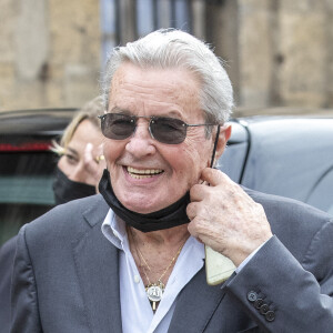 Alain Delon - Obsèques de Jean-Paul Belmondo en l'église Saint-Germain-des-Prés, à Paris. © Cyril Moreau / Bestimage