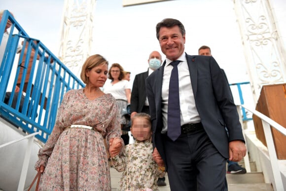 Christian Estrosi (le maire de Nice) et sa femme Laura Tenoudji Estrosi avec leur fille Bianca.