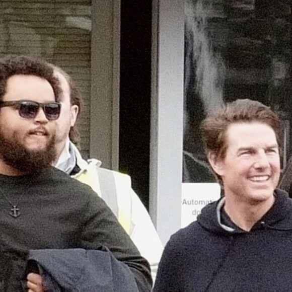 Exclusif - Tom Cruise emmène son fils Connor Cruise faire un tour dans son hélicoptère à Londres le 11 octobre 2019.