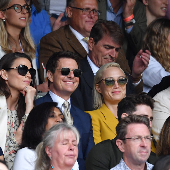 Tom Cruise entre Hayley Atwell et Pom Klementieff dans les tibunes du tournoi de tennis de Wimbledon au All England Lawn Tennis and Croquet Club à Londres, Royaume Uni, le 10 juillet 2021. © Antoine Couvercelle/Panoramic/Bestimage