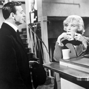 Yves Montand et Marilyn Monroe sur un tournage. Les deux acteurs ont été en couple alors qu'ils étaient mariés chacun de leur côté.