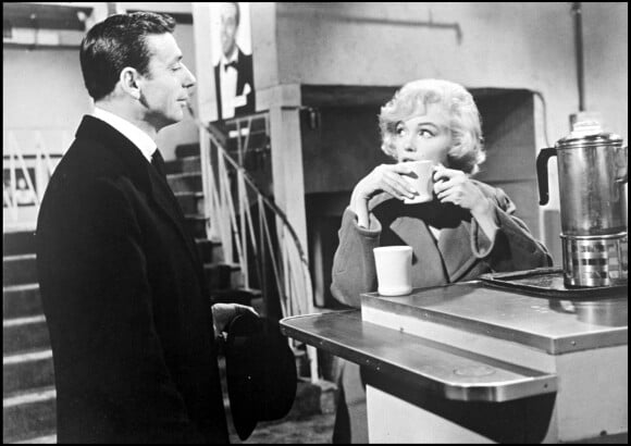Yves Montand et Marilyn Monroe sur un tournage. Les deux acteurs ont été en couple alors qu'ils étaient mariés chacun de leur côté.