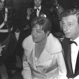 Yves Montand et Simone Signoret lors de la première du film "Grand Prix" à Paris en 1967.