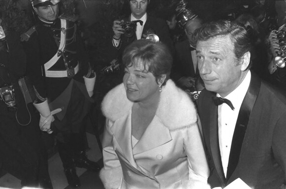 Yves Montand et Simone Signoret lors de la première du film "Grand Prix" à Paris en 1967.