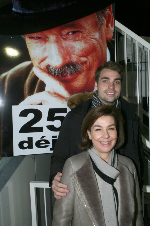 Carole Amiel avec son fils Valentin Livi (fils d'Yves Montand) lors de l'hommage à Yves Montand '' 25 ans déjà'' à la Grande Roue place de la Concorde à Paris, le 11 novembre 2016. © JLPPA/Bestimage