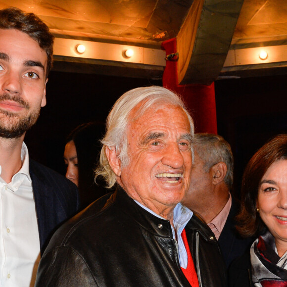 Jean-Paul Belmondo, Carole Amiel et son fils Valentin Montand (Livi) - Générale du spectacle "Ivo Livi ou Le destin d'Yves Montand" au théâtre de la Gaîté-Montparnasse à Paris, France, le 11 octobre 2016. © Coadic Guirec/Bestimage