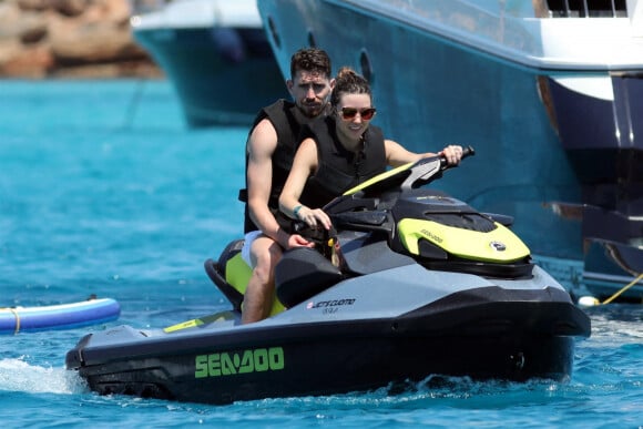 Le footballeur italien Jorginho (Chelsea FC) et sa compagne Catherine Harding profitent du soleil à bord d'un yacht, en jet-ski et sur un paddle à Formentera, le 22 juillet 2021.