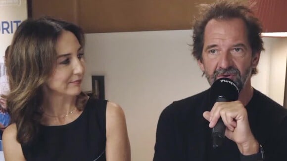 Stéphane de Groodt et Elsa Zylberstein, du film "Tout nous sourit", en interview pour Purepeople.com. Octobre 2021