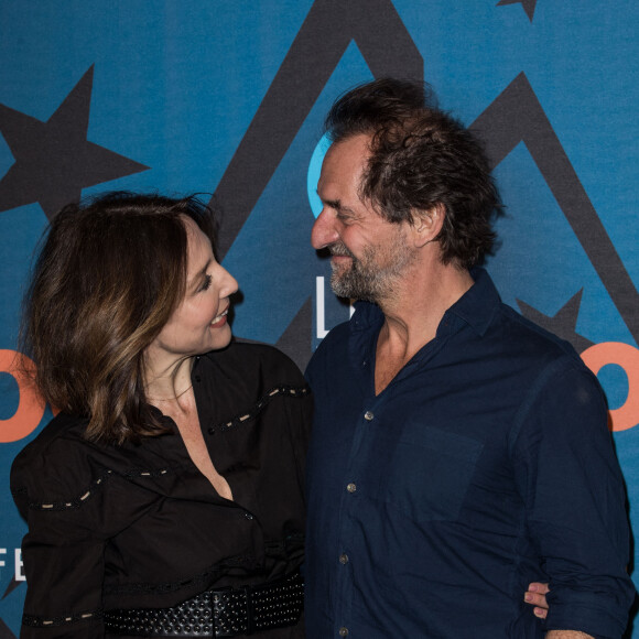 Elsa Zylberstein, Stéphane de Groodt au photocall du film "Tout Nous Sourit" lors du 23ème festival international du film de comédie de l'Alpe d'Huez, le 18 janvier 2020. © Cyril Moreau/Bestimage