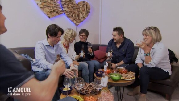 Delphine présente ses prétendantes Ghislaine et Christelle à ses amis dans l'épisode de "L'amour est dans le pré 2021" du 18 octobre, sur M6
