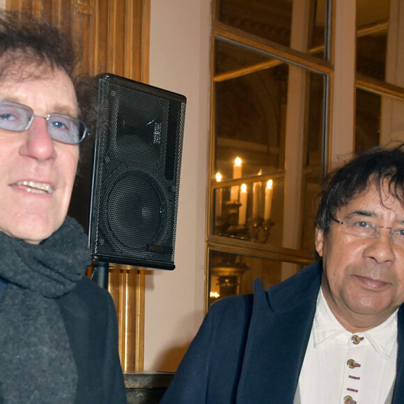 Alain Souchon et Laurent Voulzy - Robert Charlebois décoré des insignes de Commandeur de l'ordre des Arts et des Lettres au Ministère de la Culture à Paris. Le 12 décembre 2017. © Giancarlo Gorassini/Bestimage