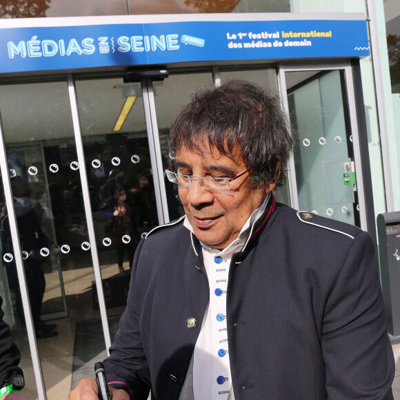 Exclusif - Laurent Voulzy à la sortie des studios de Radio France à Paris, le 12 octobre 2021.