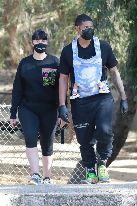 Exclusif - Usher et sa compagne Jennifer Goicoechea emmènent leur fille, Sovereign Bo Raymond, faire une promenade au Griffith Park de Los Feliz, le 2 décembre 2020.