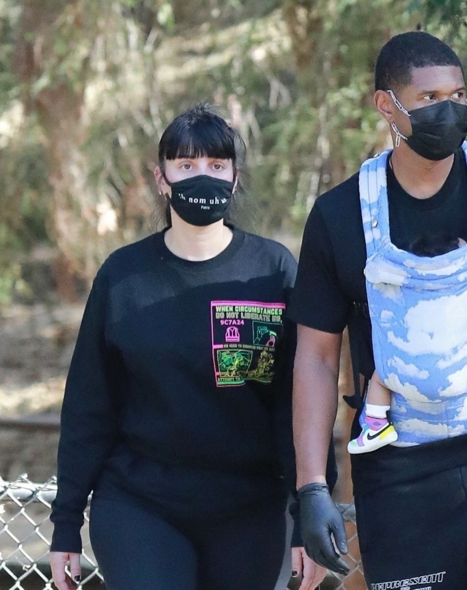 Exclusif - Usher et sa compagne Jennifer Goicoechea emmènent leur fille, Sovereign Bo Raymond, faire une promenade au Griffith Park de Los Feliz, le 2 décembre 2020.