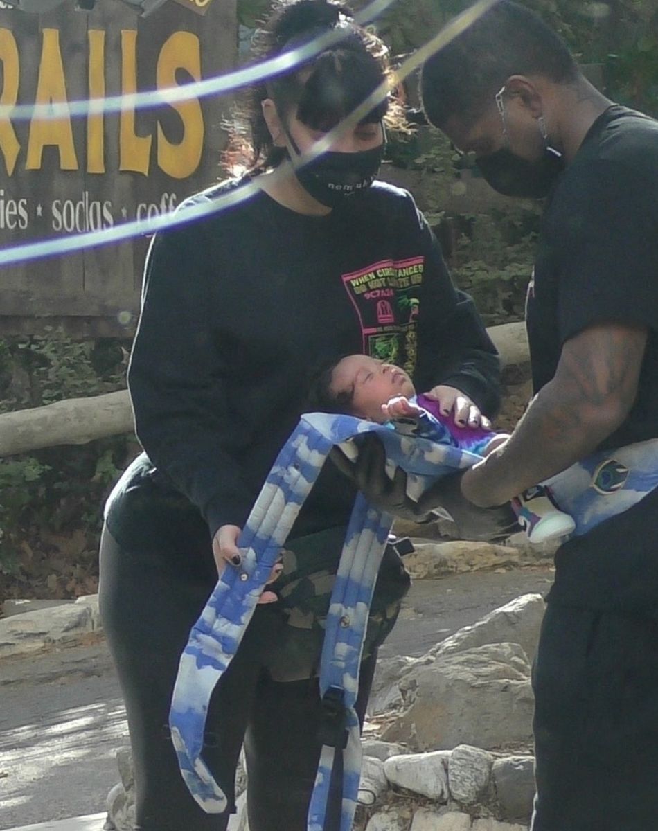 Exclusif - Usher et sa compagne Jennifer Goicoechea emmènent leur fille, Sovereign Bo Raymond, faire une promenade au Griffith Park de Los Feliz, le 2 décembre 2020.