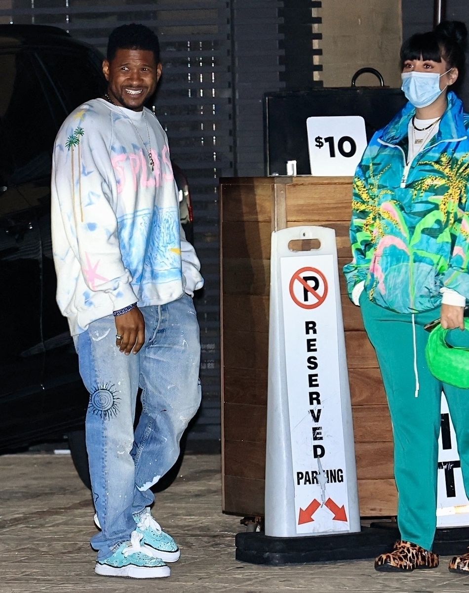 Usher et sa compagne Jennifer Goicoechea à la sortie du restaurant "Nobu" à Los Angeles, le 27 mars 2021.